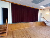 Salle_polyvalente_scene_avec_rideau.jpg
